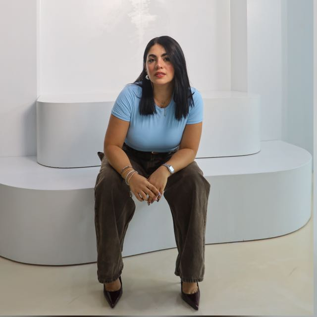 Retrato de estudio con los tonos azules de Ches